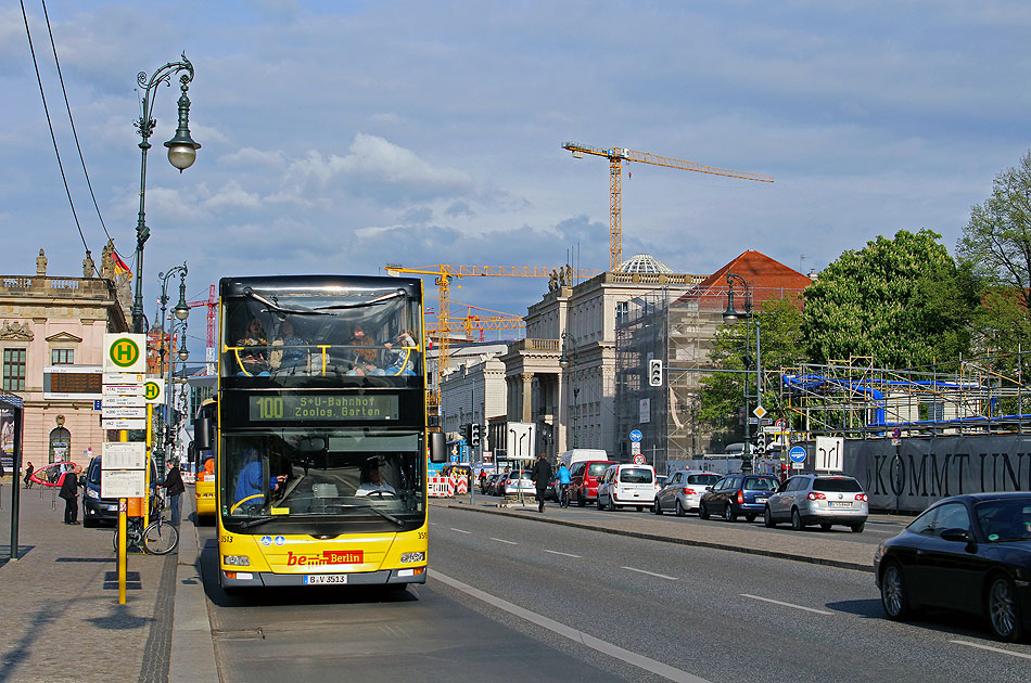 Ein Doppeldeockerbus in Berlin an der Haltestelle Staatsoper als Linie 100