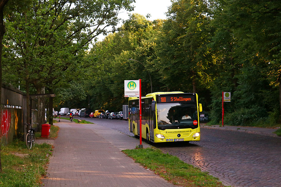 Die Bushaltestelle S-Bahn Diebsteich (Ostseite) in Hamburg mit einem Umbrella Bus