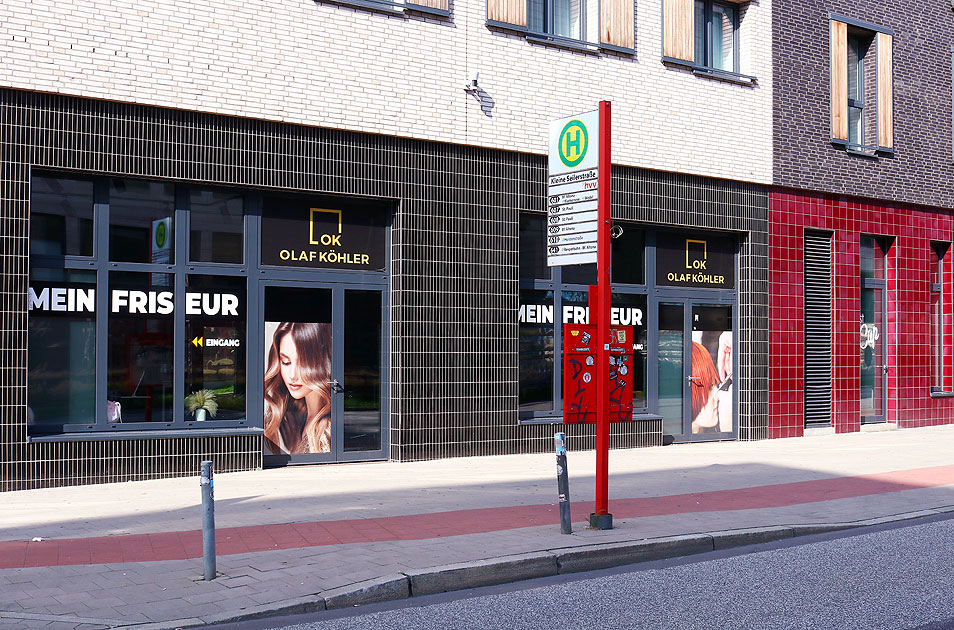 Die Bushaltestelle Kleine Seilerstraße in Hamburg auf St. Pauli