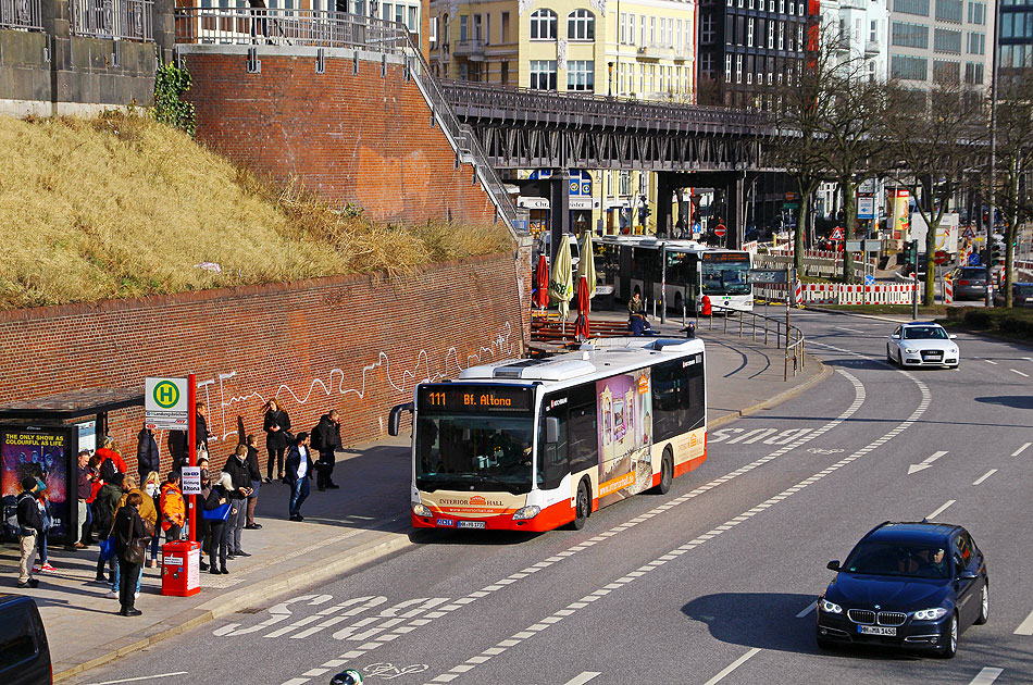 Die Bushaltestelle U-Bahn und S-Bahn Landungsbrücken in Hamburg mit einem Bus der Linie 111
