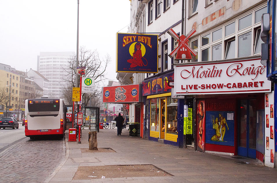 Die Bushaltestelle Davidstraße mit einem Hochbahn-Bus