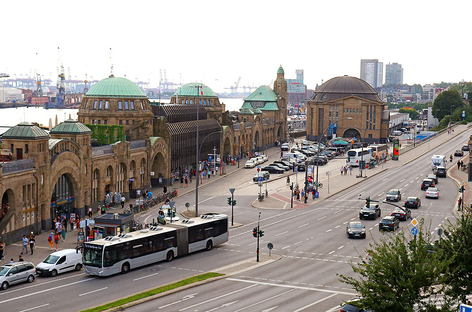 Ein VHH Bus an den St. Pauli Landungsbrücken in Hamburg