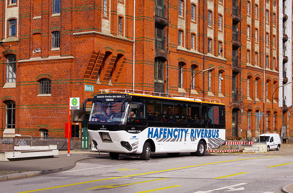Der Hafencity Riverbus in der Hamburger Speicherstadt
