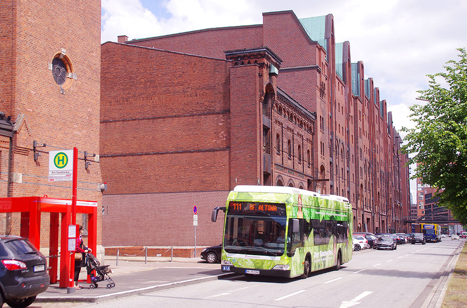 Ein Wasserstoffbus der Hamburger Hochbahn in der Speicherstadt