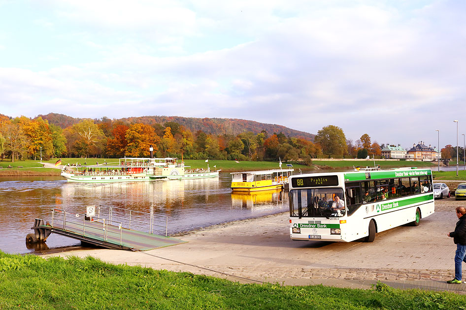 Der Museumsbus 451 010-0 in Kleinzschachwitz Fähre