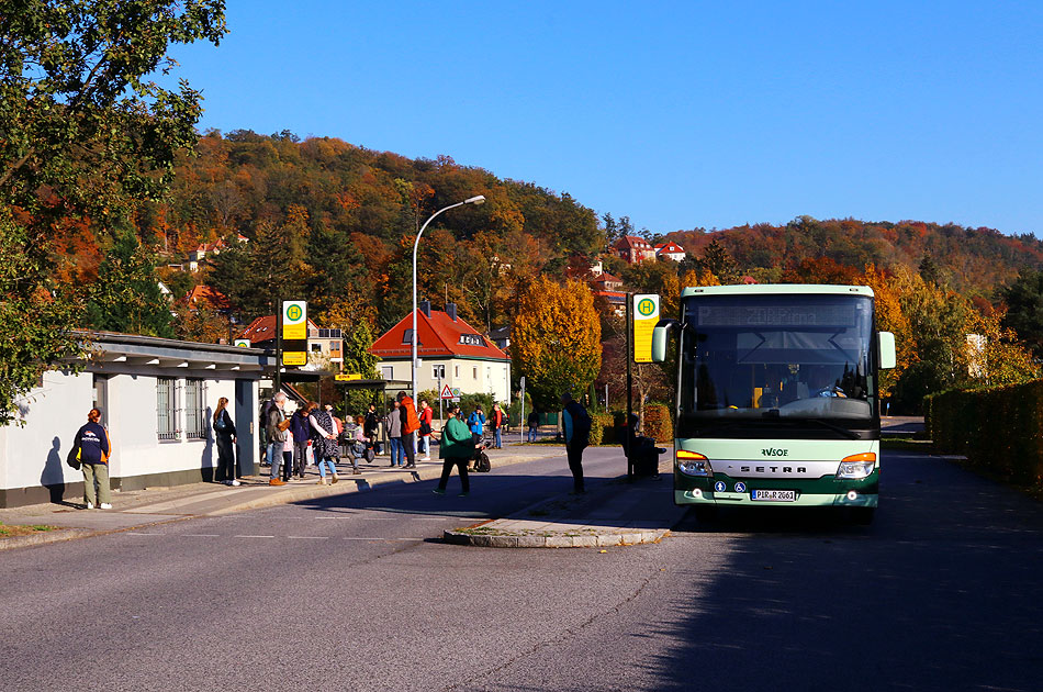 Ein RVSOE Bus in Dresden-Pillnitz an der Haltestelle Leonardo-da-Vinci-Straße