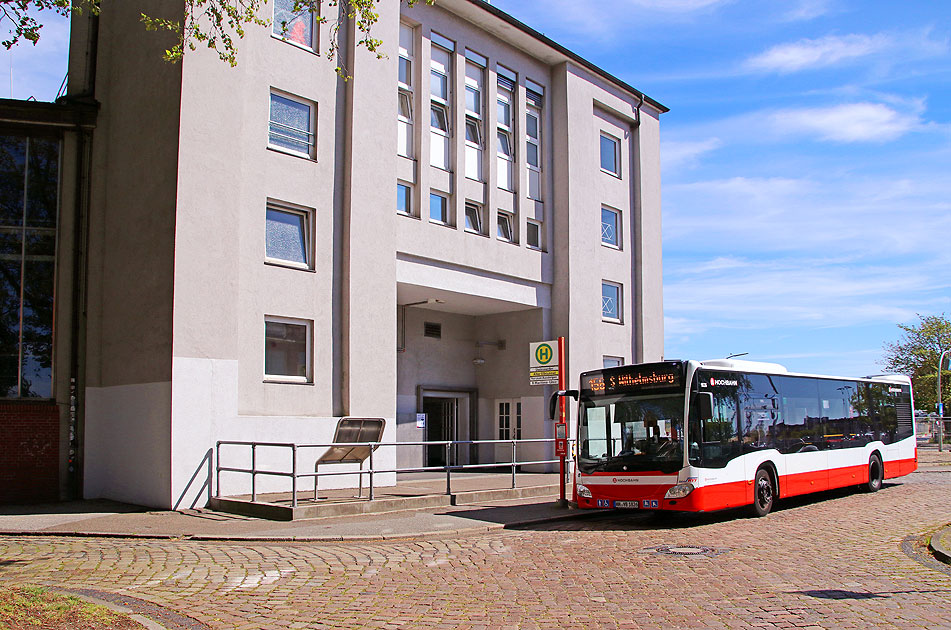 Ein Hochbahn-Bus an der Haltestelle Steinwerder (Alter Elbtunnel)