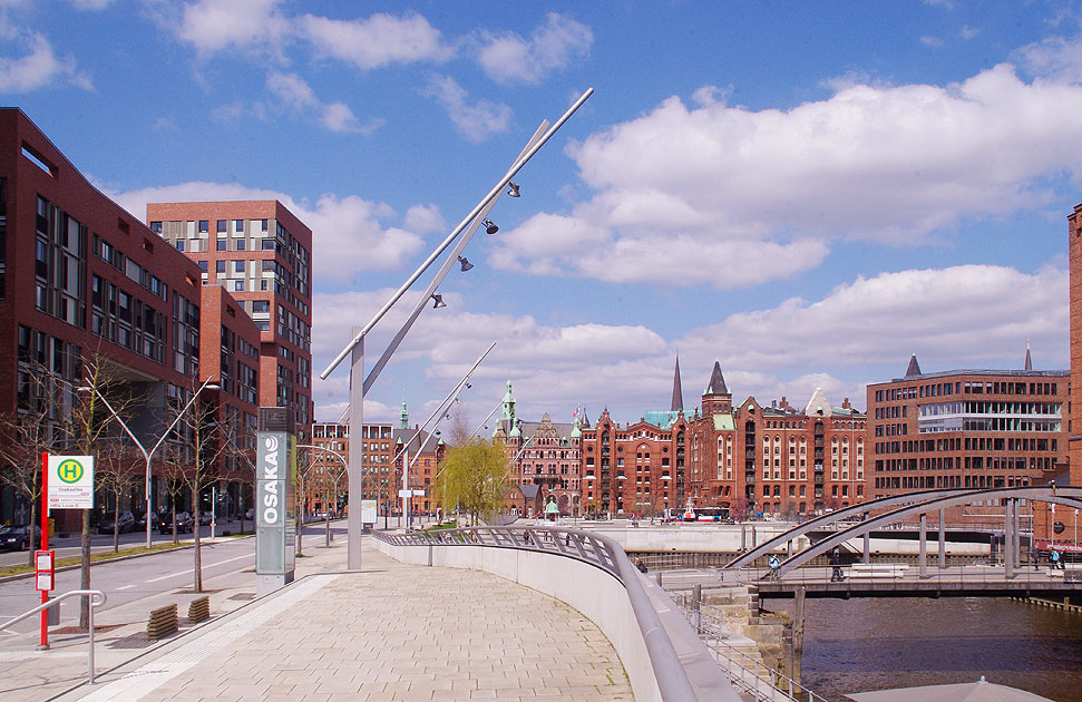 Die Haltestelle Osakaallee der Buslinie 111 in Hamburg