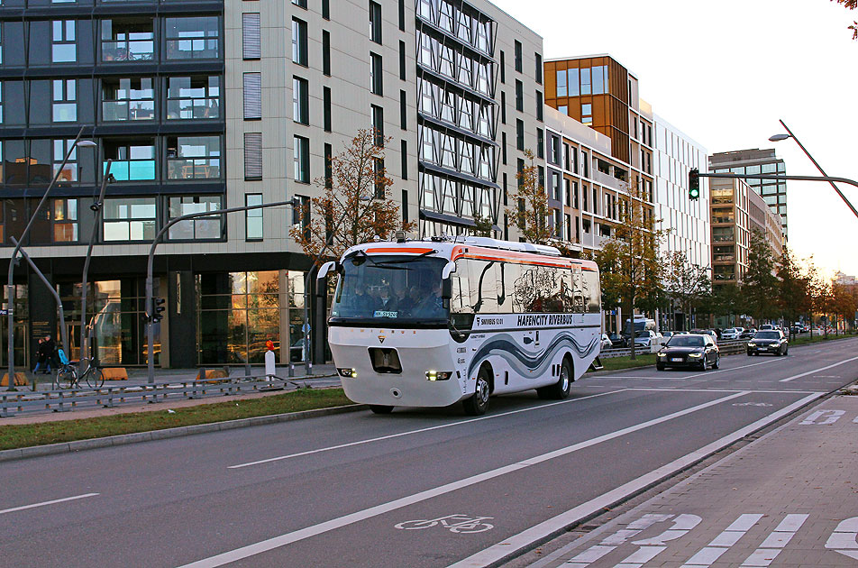 Der Hafencity Riverbus in der Versmannstraße an der Bushaltestelle Gerda-Gmelin-Platz