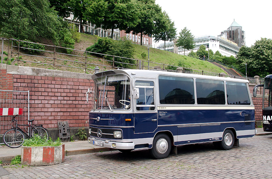 Ein Mercedes O 608 H mit Vetter Aufbau an den St. Pauli Landungsbrücken in Hamburg