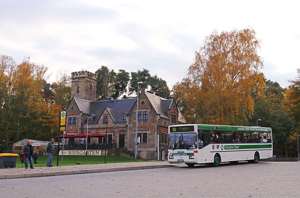 Ein Museumsbus am Fährhaus Kleinzschwitz in Dresden