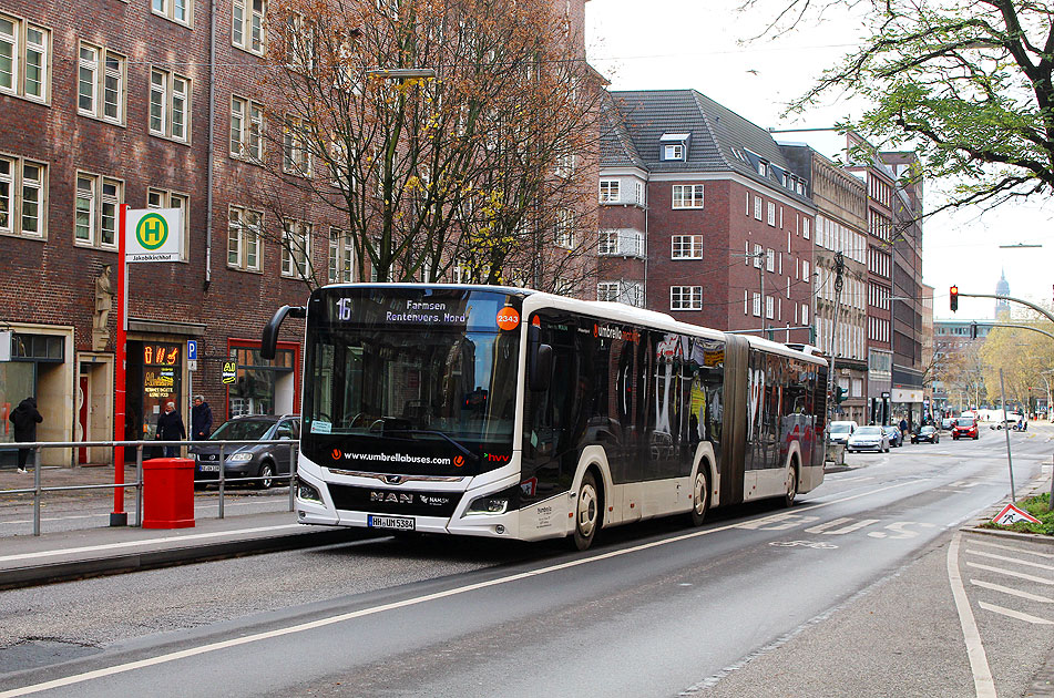 Ein Umbrella Bus in Hamburg-Altstadt an der Haltestelle Jakobikirchhof