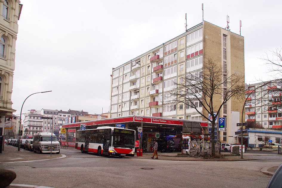 Hamburg St. Pauli Esso Häuser und Esso Tankstelle mit Bus der Linie 111