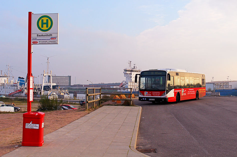 Die Haltestelle Baakenhöft der Linie 111 in der Hafencity in Hamburg