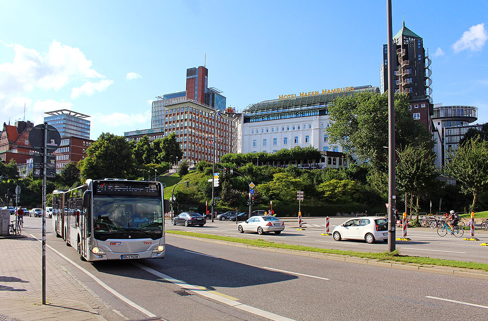 Ein VHH Bus an der Haltestelle S-Bahn und U-Bahn Landungsbrücken in Hamburg