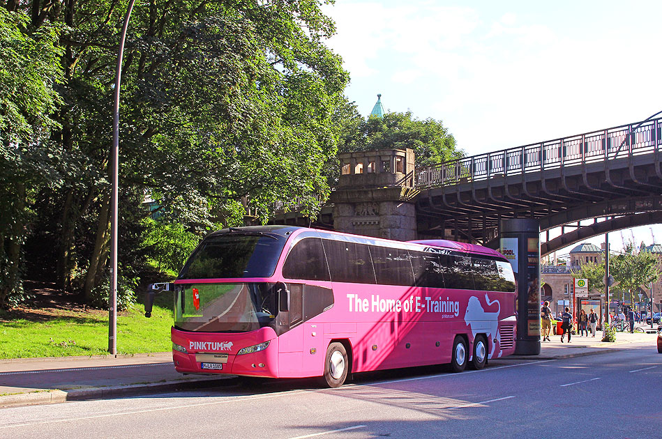 Ein Reisebus in der Helgoländer Allee in Hamburg