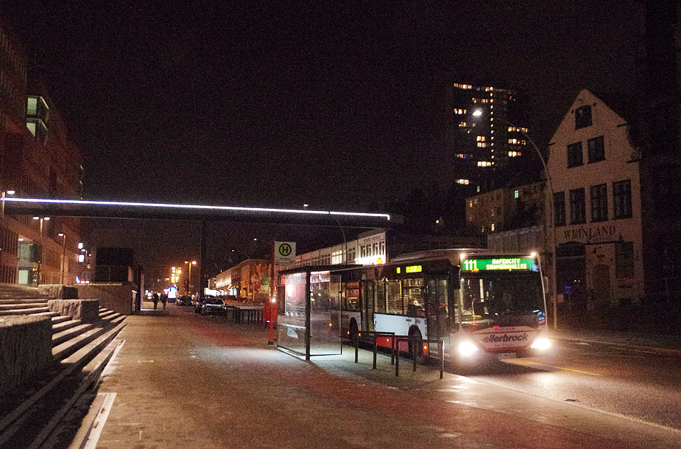 Die Buslinie 111 in Hamburg am Altonaer Hafen