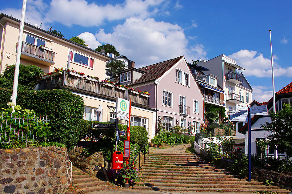 Die Bushaltestelle Charitas-Bischoff-Treppe in Hamburg-Blankenese