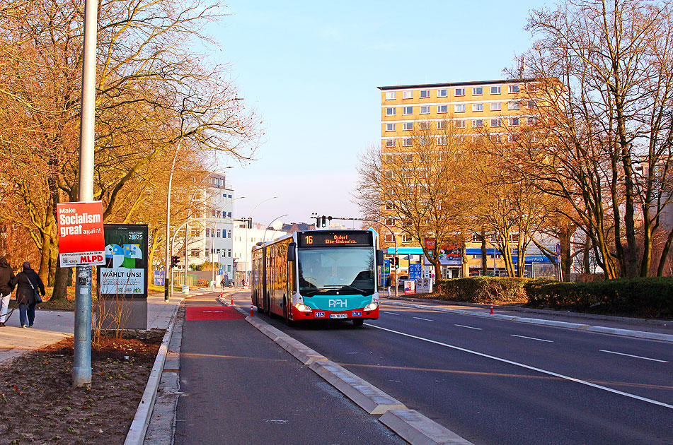 Ein Wahlplakat der MLPD Make Socialism great again und ein Hochbahn-Bus