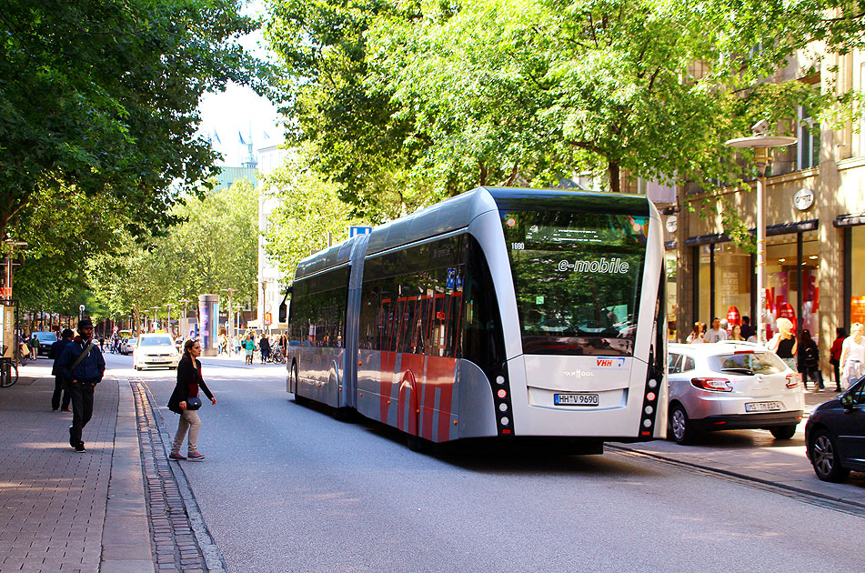 Elektromobilität in Hamburg: Ein Van Hool Exqui.City Tram-Bus der VHH in der Mönckebergstraße in Hamburg