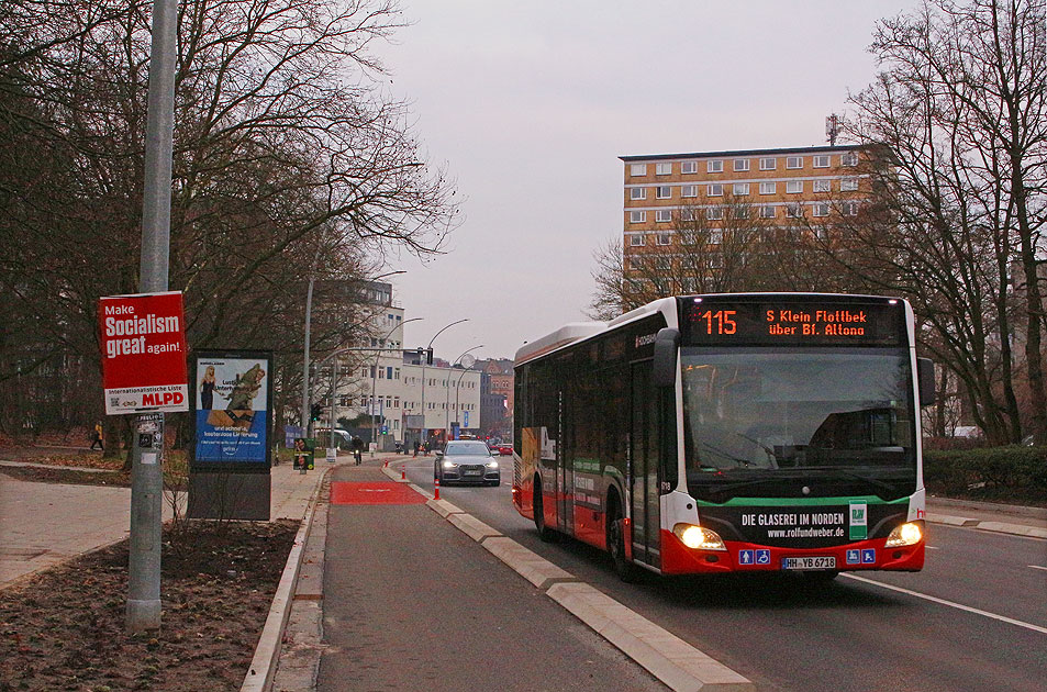 Ein Hochbahn-Bus in der Königstraße in Altona-Altstadt mit einem Wahlplakat der MLPD mit der Losung: Make Socialism great again
