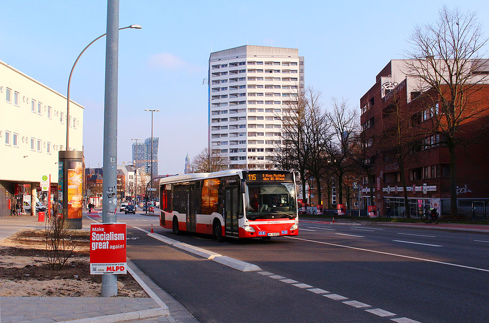 Mobilitätswende in der Königstraße in Hamburg-Altona-Altstadt - Wahlplakat der MLPD (Marxistisch-Leninistische Partei Deutschlands) mit der Wahlkampflosung: "Make Socialism great again!"