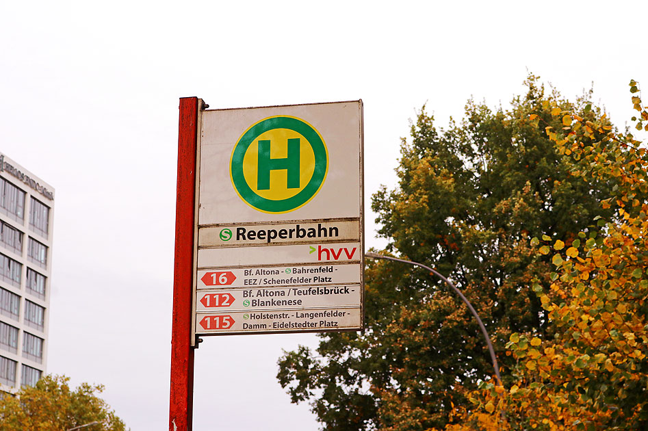 Ein Haltestellenschild der Bushaltestelle S-Bahn Reeperbahn in Hamburg