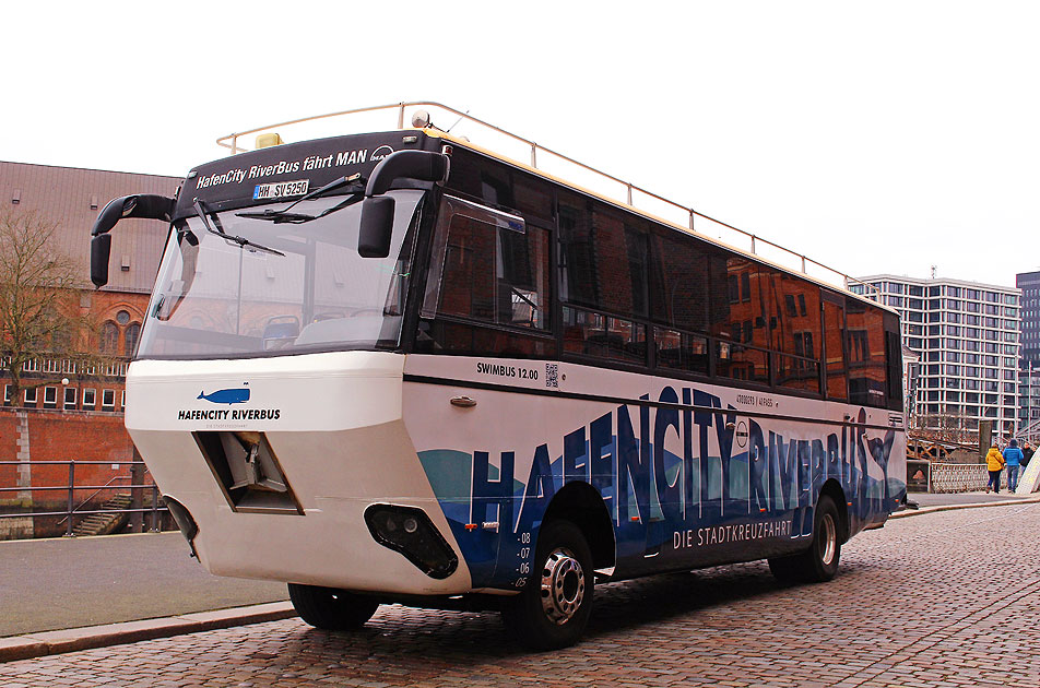 Der Hafencity Riverbus in der Hamburger Speicherstadt