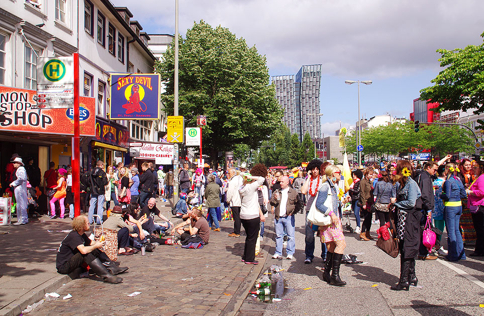 Das modernste Bussystem Europas und der Schlagermove in Hamburg auf der Reeperbahn