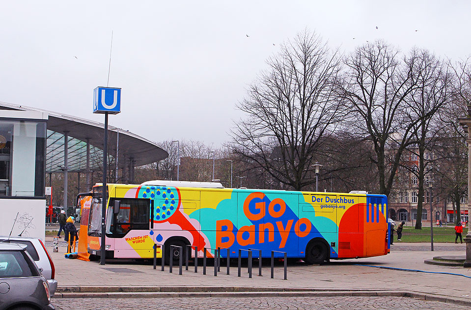 Der Gobanyo Duschbus vor dem ZOB in Hamburg