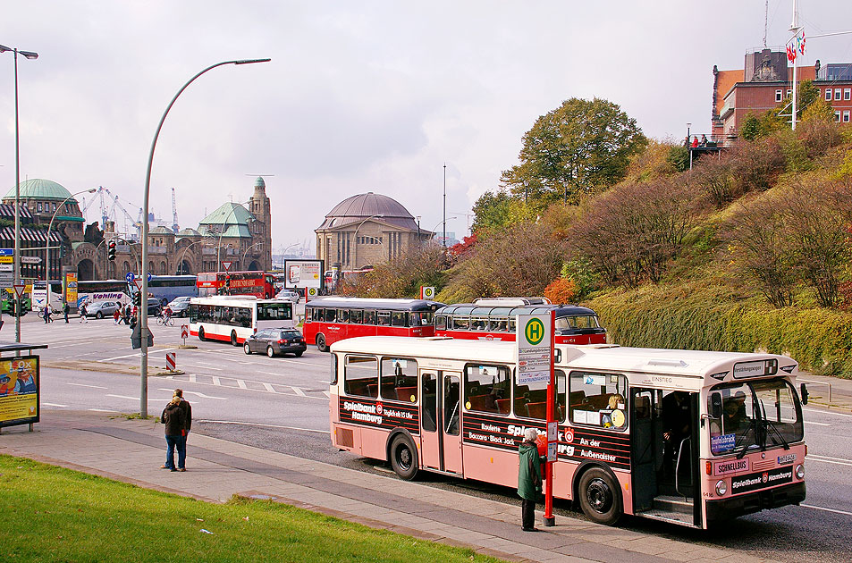 Hochbahn-Schnellbus an der Haltestelle Landungsbrücken