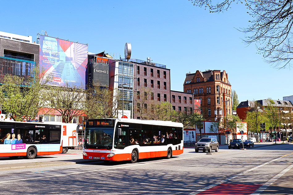Die Buslinie 111 als Stadtrundfahrt in Hamburg