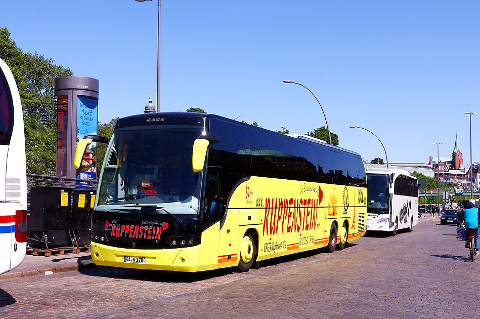 Ein Reisebus vom Busunternehmen Ulrich Ruppenstein aus Waghäusel-Wiesental
