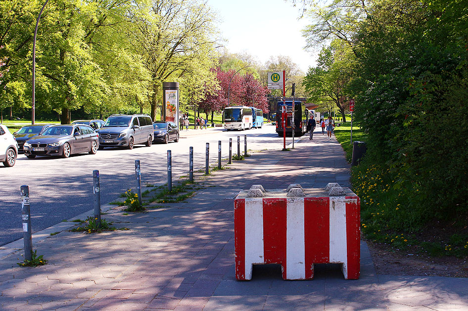 Merkelpoller zum Schutz für den Hamburger Hafengeburtstag