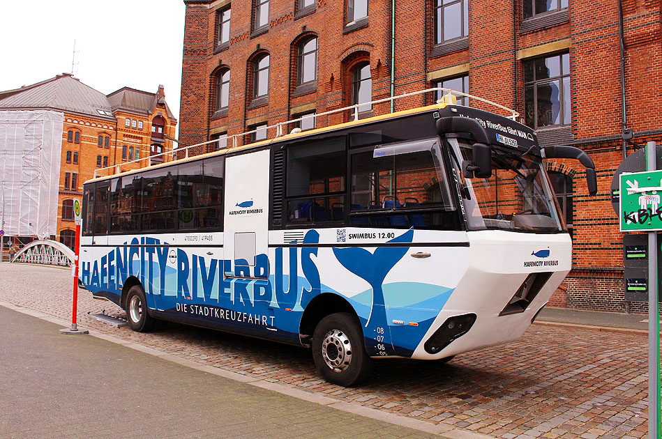 Der Hafencity Riverbus in Hamburg