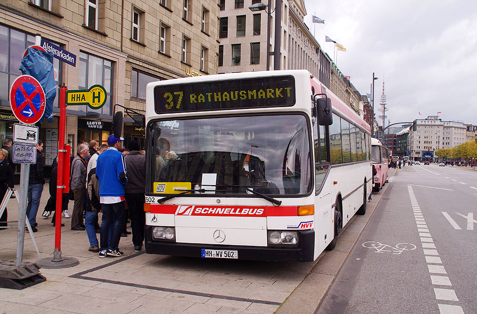 Der HOV Museumsbus / Schnellbus 6502 auf dem Jungfernstieg