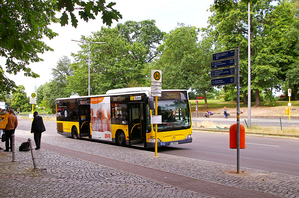 Ein BVB Bus am Bahnhof Wannsee in Berlin