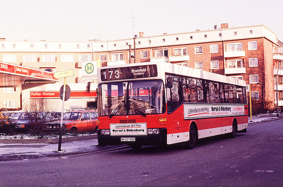 Der Hochbahn-Bus 2509 an der Haltestelle Mundsburger Brücke