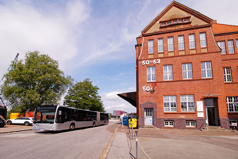 Die Buslinie 256 am Hafenmuseum in Hamburg