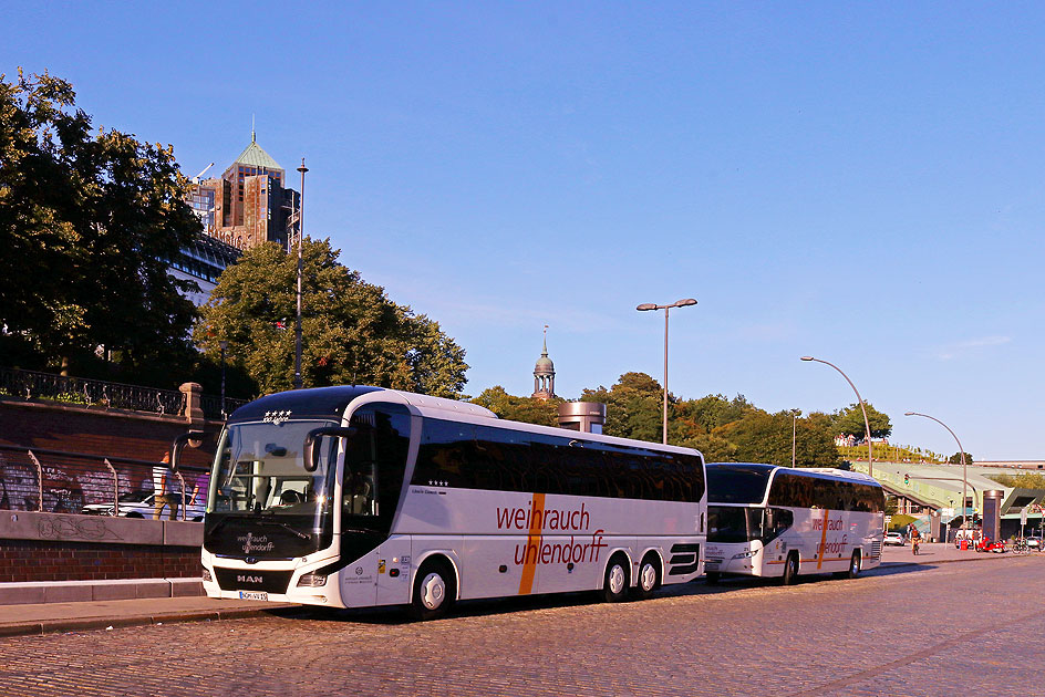 Zwei Reisebusse vom Busunternehmen Weihrauch Uhlendorff aus Northeim an den St. Pauli Landungsbrücken in Hamburg