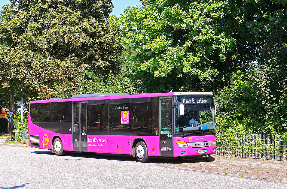 Ein SEV Bus an der U-Bahn-Haltestelle Steinfurter Allee in Hamburg