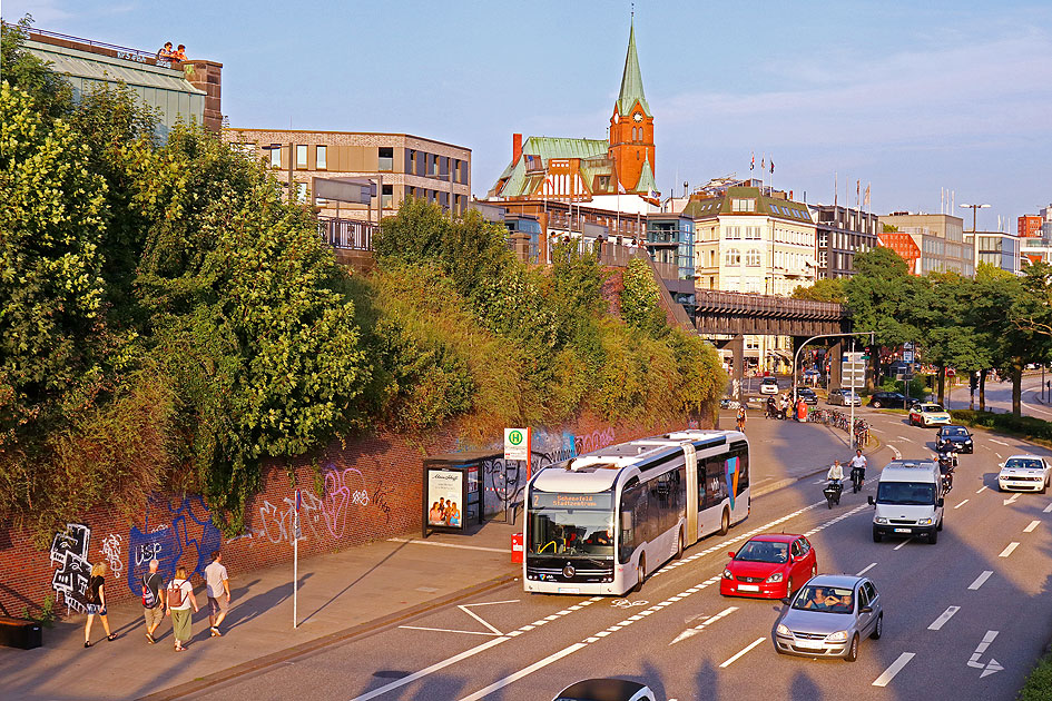 Ein VHH Bus an der Haltestelle Bahnhof Landungsbrücken und die schwedische Seemannskirche
