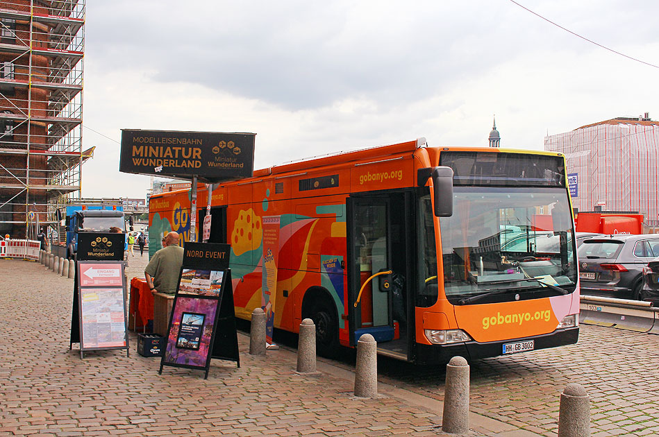 Der Gobanyo-Duschbus vor dem Miniatur Wunderland in Hamburg