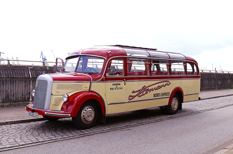 Ein Mercedes-Benz O 3500 Bus von Hörmann in Hamburg