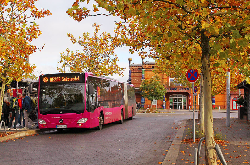 Gelenkbus im SEV von Uelzen nach Salzwedel vor dem Bahnhof Uelzen