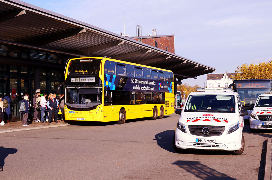 Ein Berliner Doppeldeckerbus im Testeinsatz bei der VHH - hier auf dem ZOB in Hamburg-Bergedorf