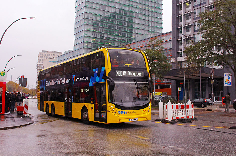 Ein Berliner Doppeldeckerbus im Testeinsatz bei der VHH in Hamburg - hier an der Haltestelle Bahnhof Berliner Tor