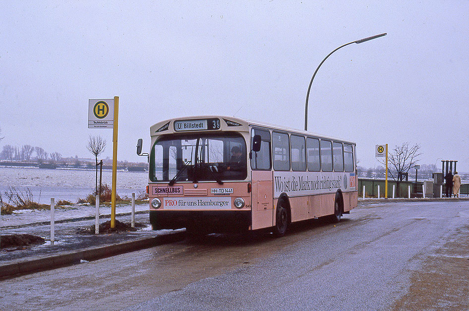Ein Hochbahn Schnellbus in der Buskehre Teufelsbrück