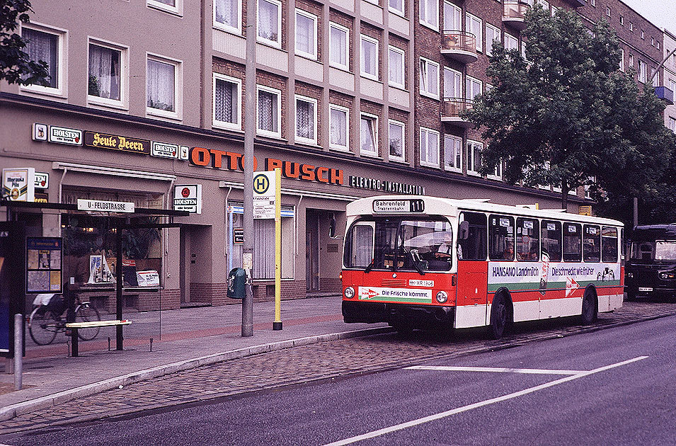 Ein Hochbahn O  305 an der Haltestelle U-Bahn Feldstraße