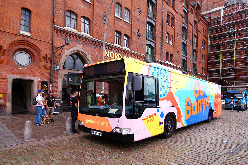 Der Gobanyo-Duschbus vor dem Miniatur Wunderland in Hamburg